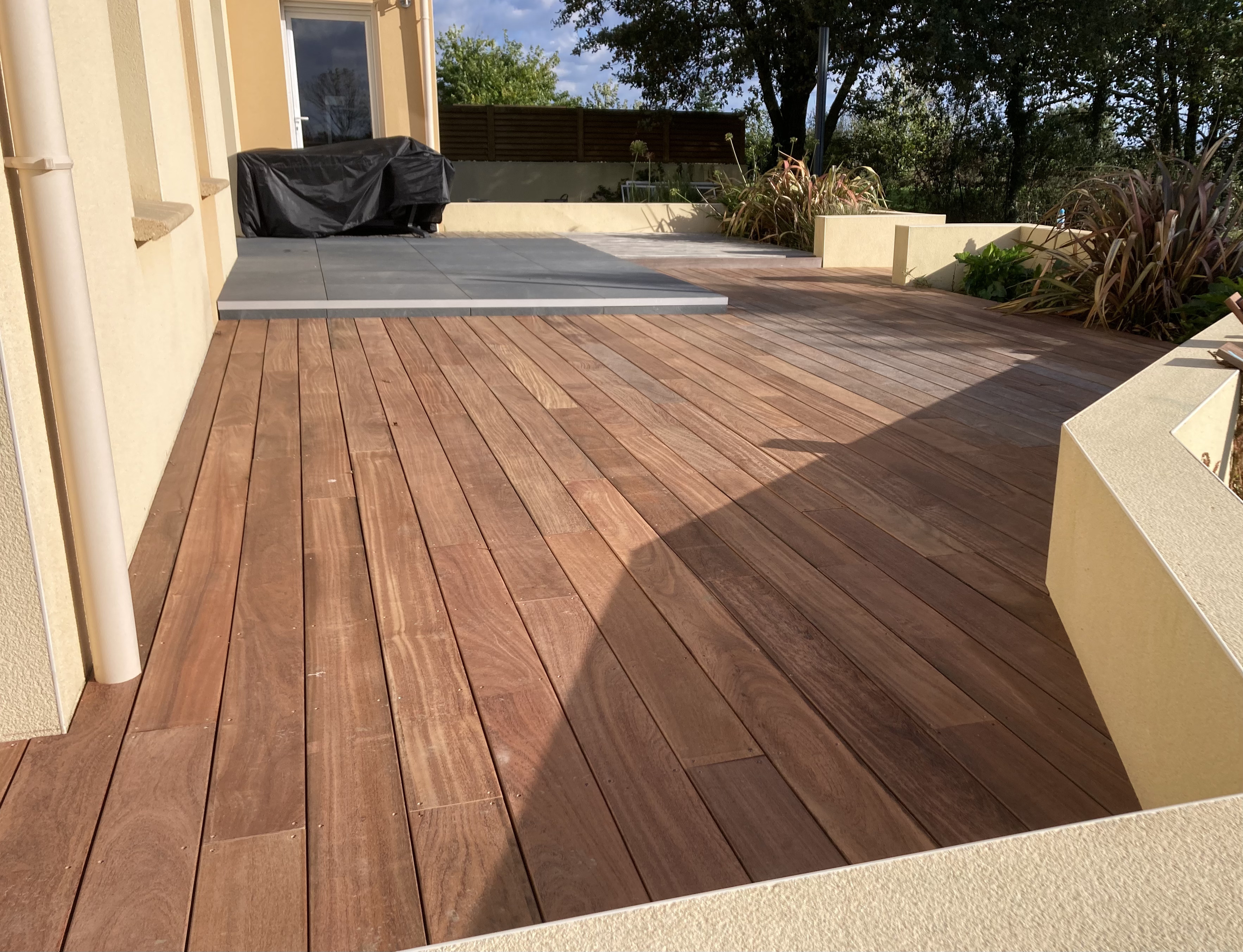 Terrasse en bois exotique moderne