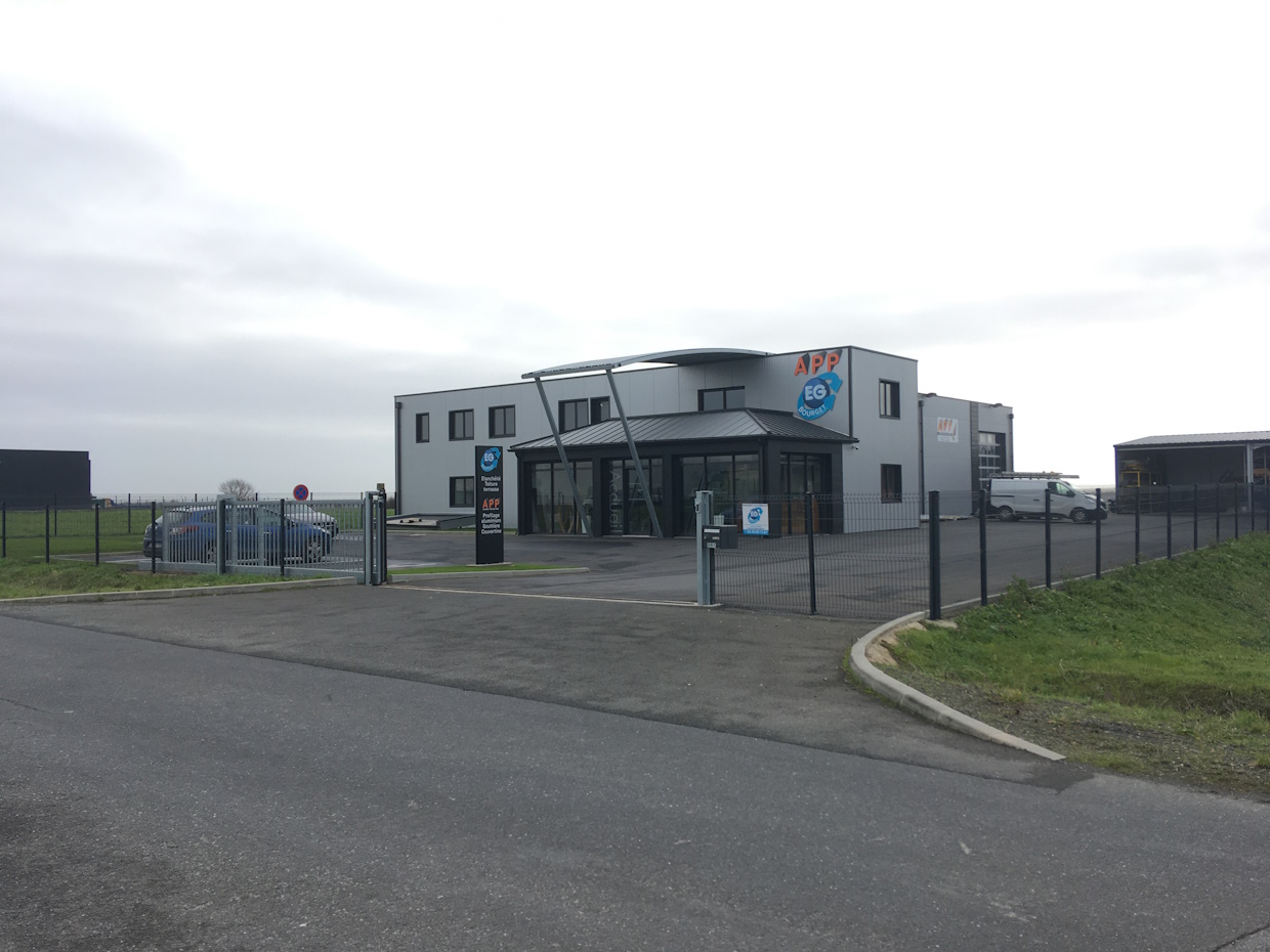 Bâtiment industriel moderne avec parking