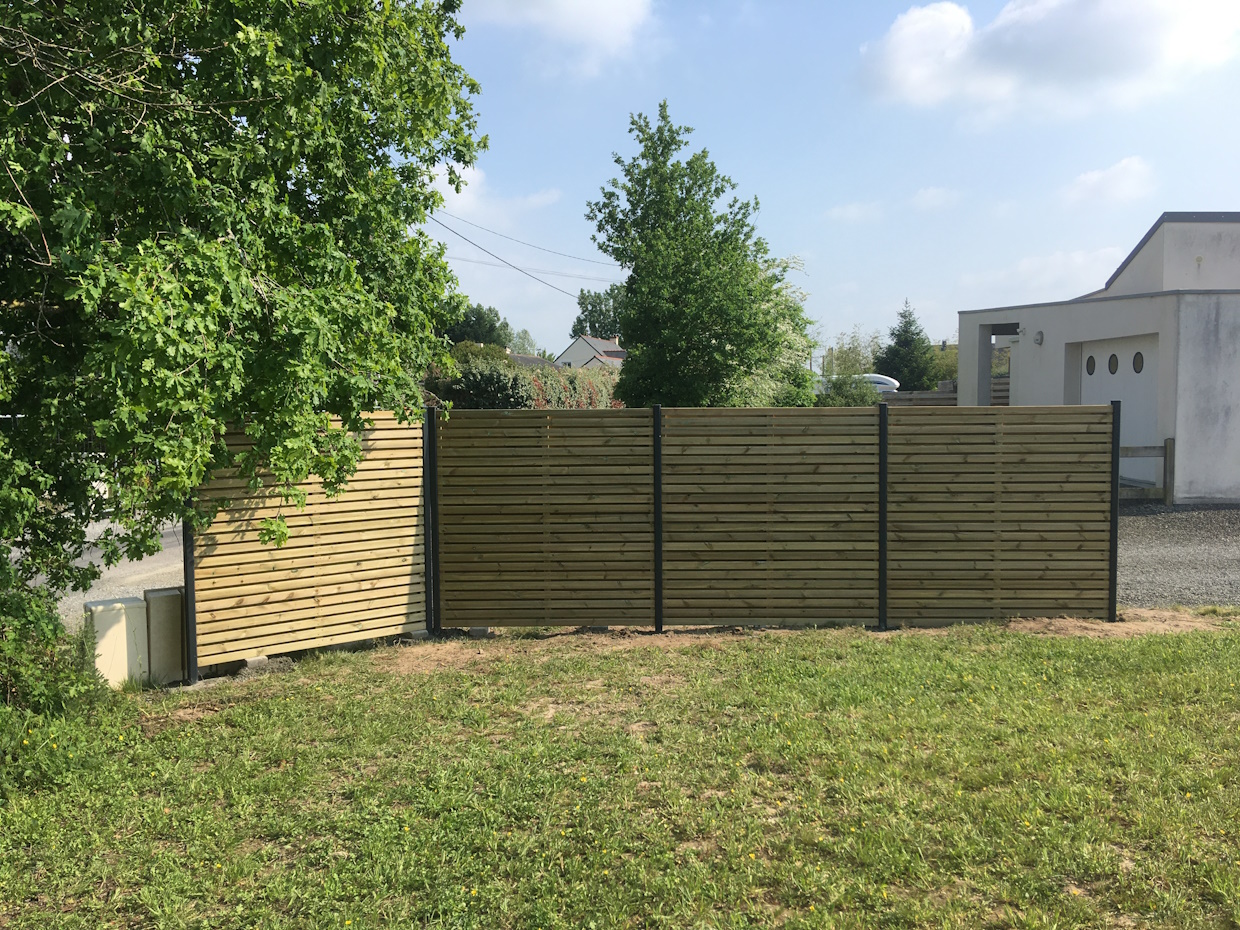 Clôture en bois moderne dans jardin ensoleillé