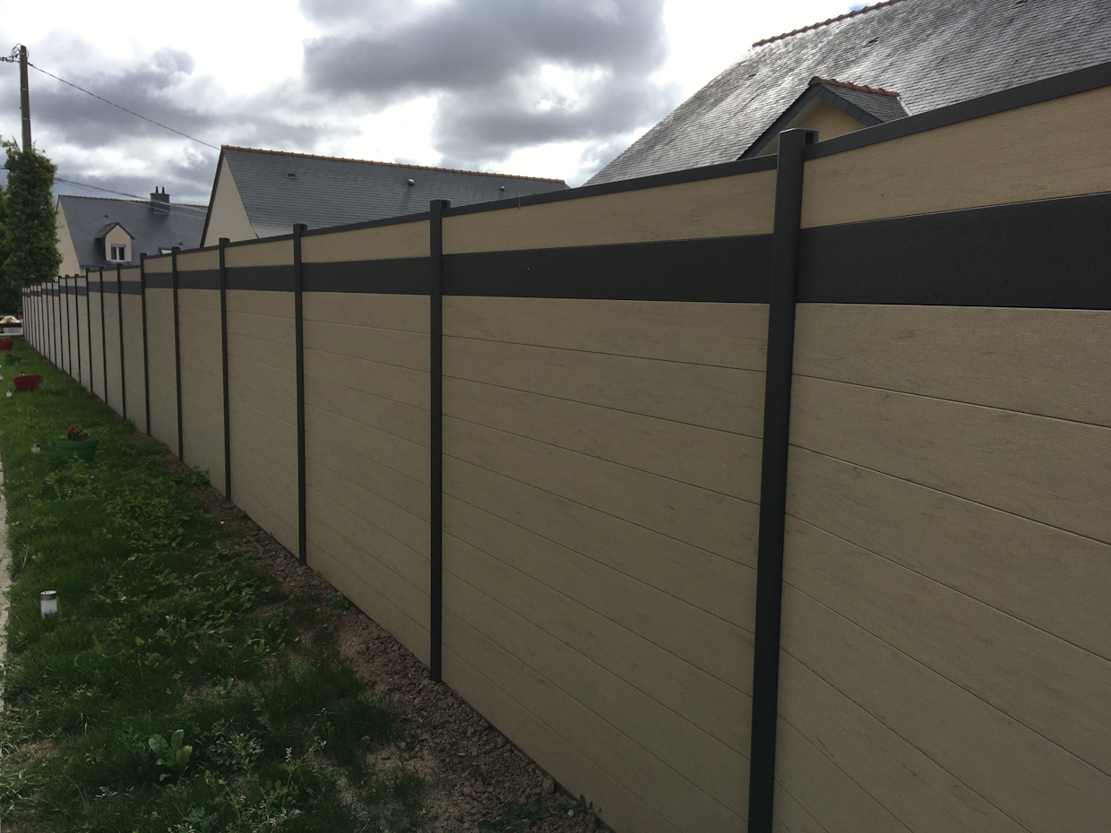 Clôture beige moderne en jardin résidentiel