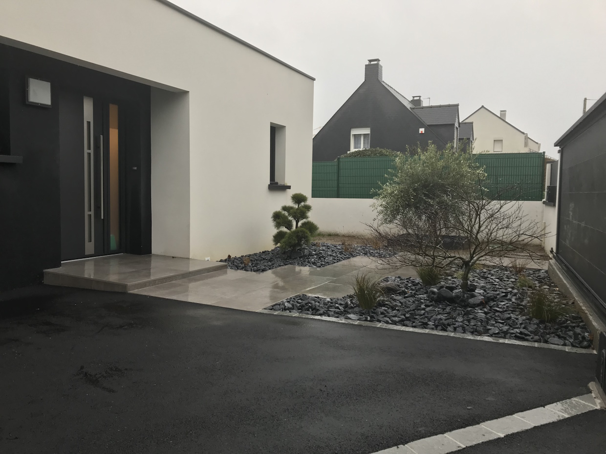 Façade maison moderne, allée, jardin zen, temps nuageux.