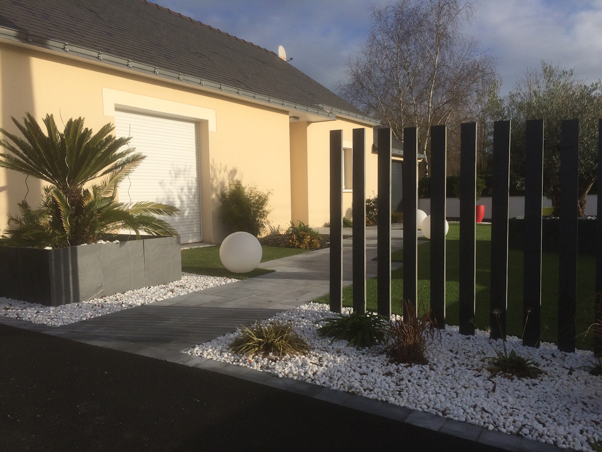 Jardin moderne avec palmier et clôture décorative