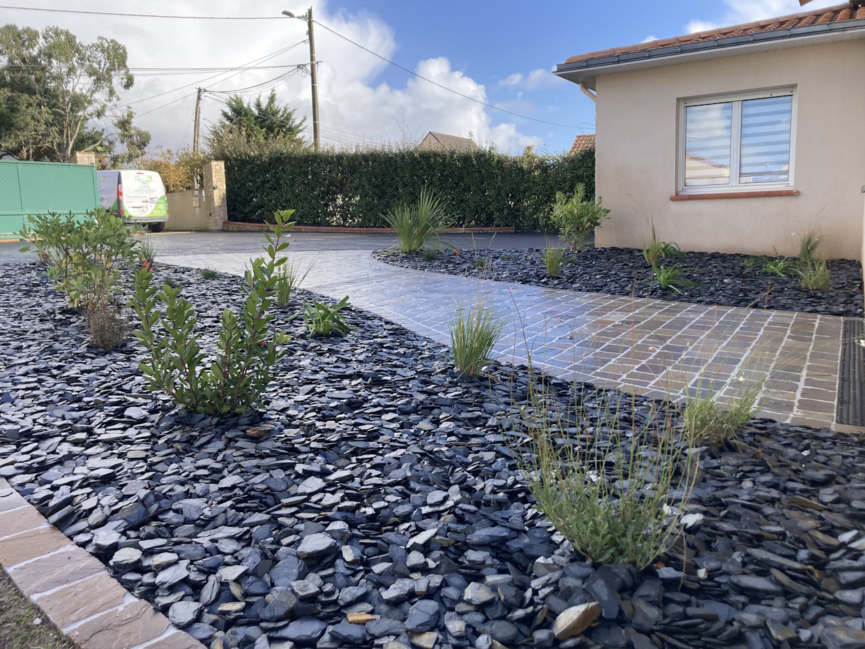Loire-amenagement-massif-06 Allée moderne avec galets et pavés devant maison.