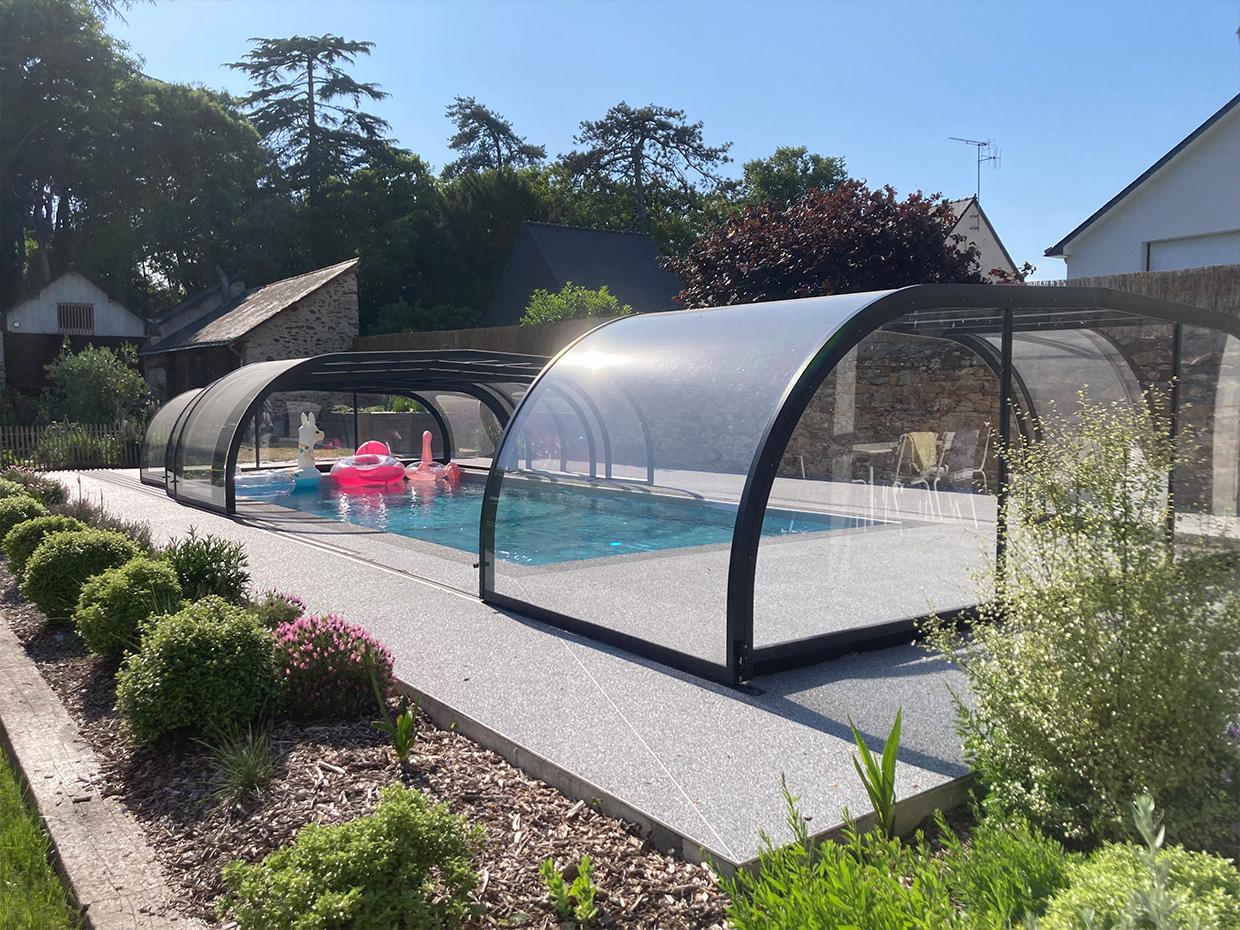 Piscine couverte aménagée avec jardin fleuri