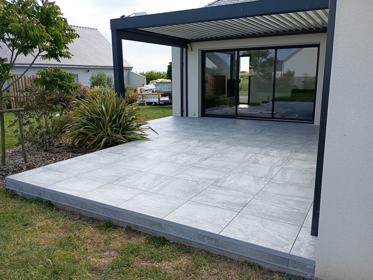 Terrasse moderne avec carrelage et pergola.