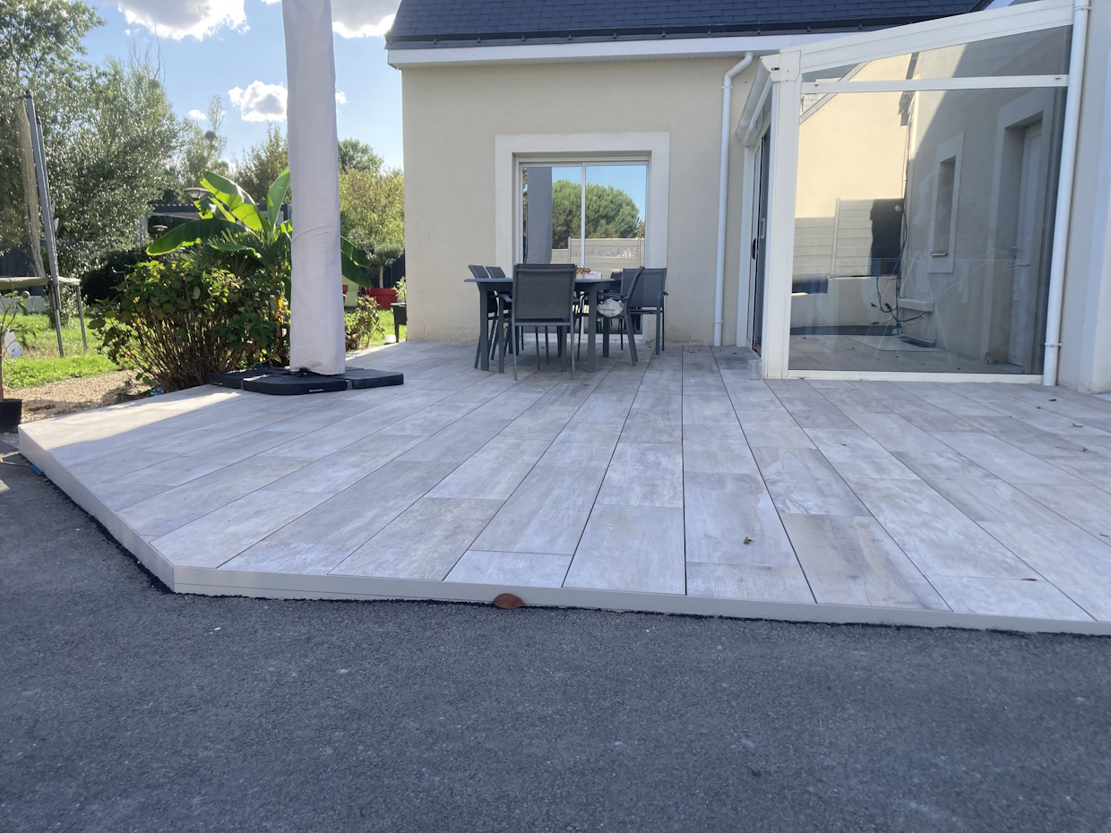 Terrasse en bois avec mobilier de jardin moderne.