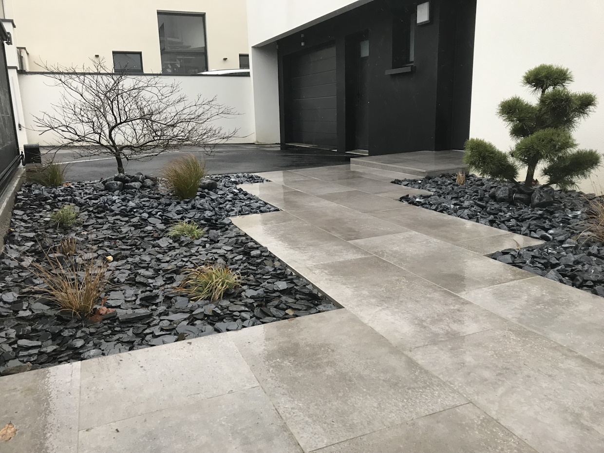 loire-amenagement-dallag4 Jardin moderne avec gravier et dalles.