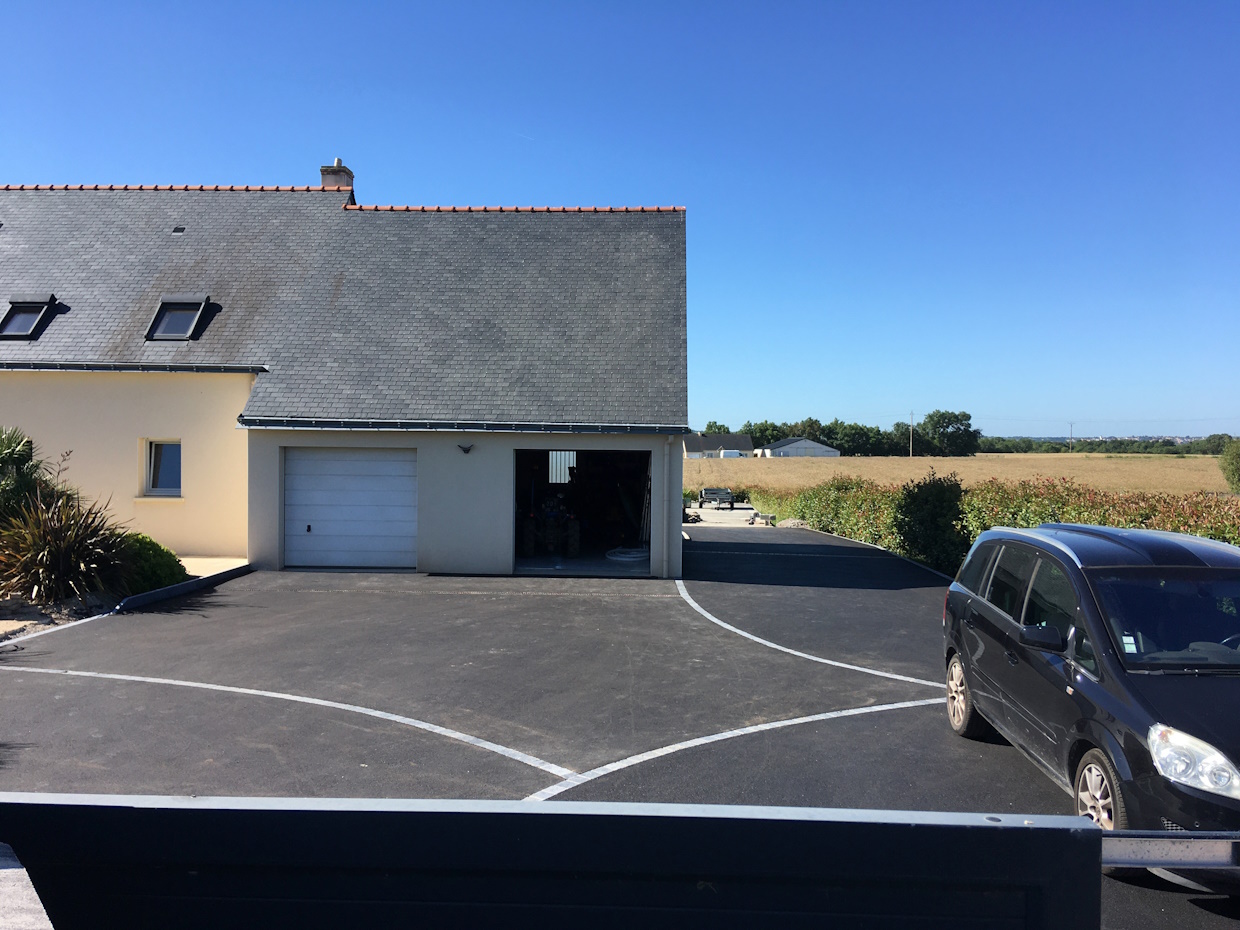 Maison contemporaine avec garage et voiture en France.