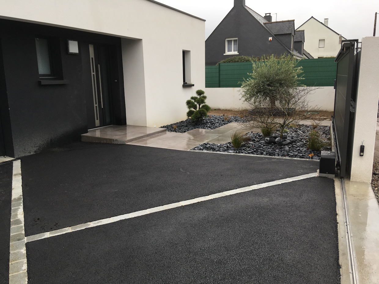 Allée moderne, maison contemporaine, jardin paysager.