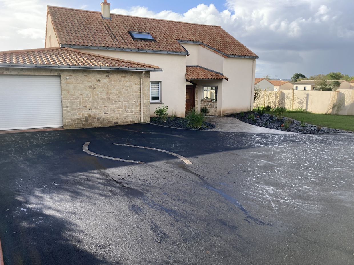 Maison contemporaine avec allée et garage.
