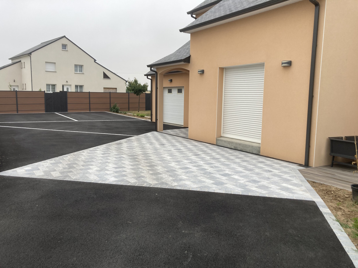 Allée moderne de maison contemporaine.