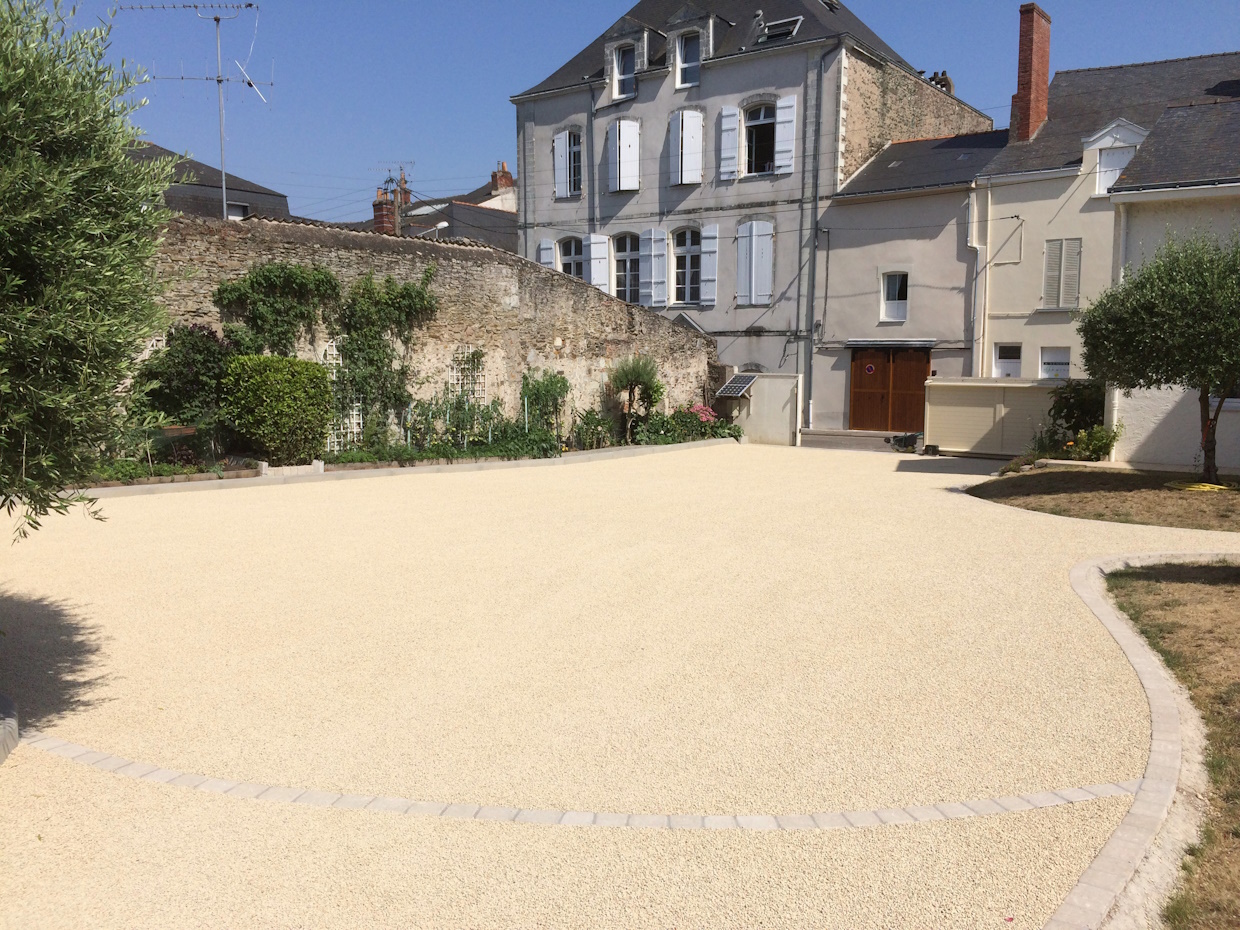 Cour intérieure pavée, maisons traditionnelles françaises.