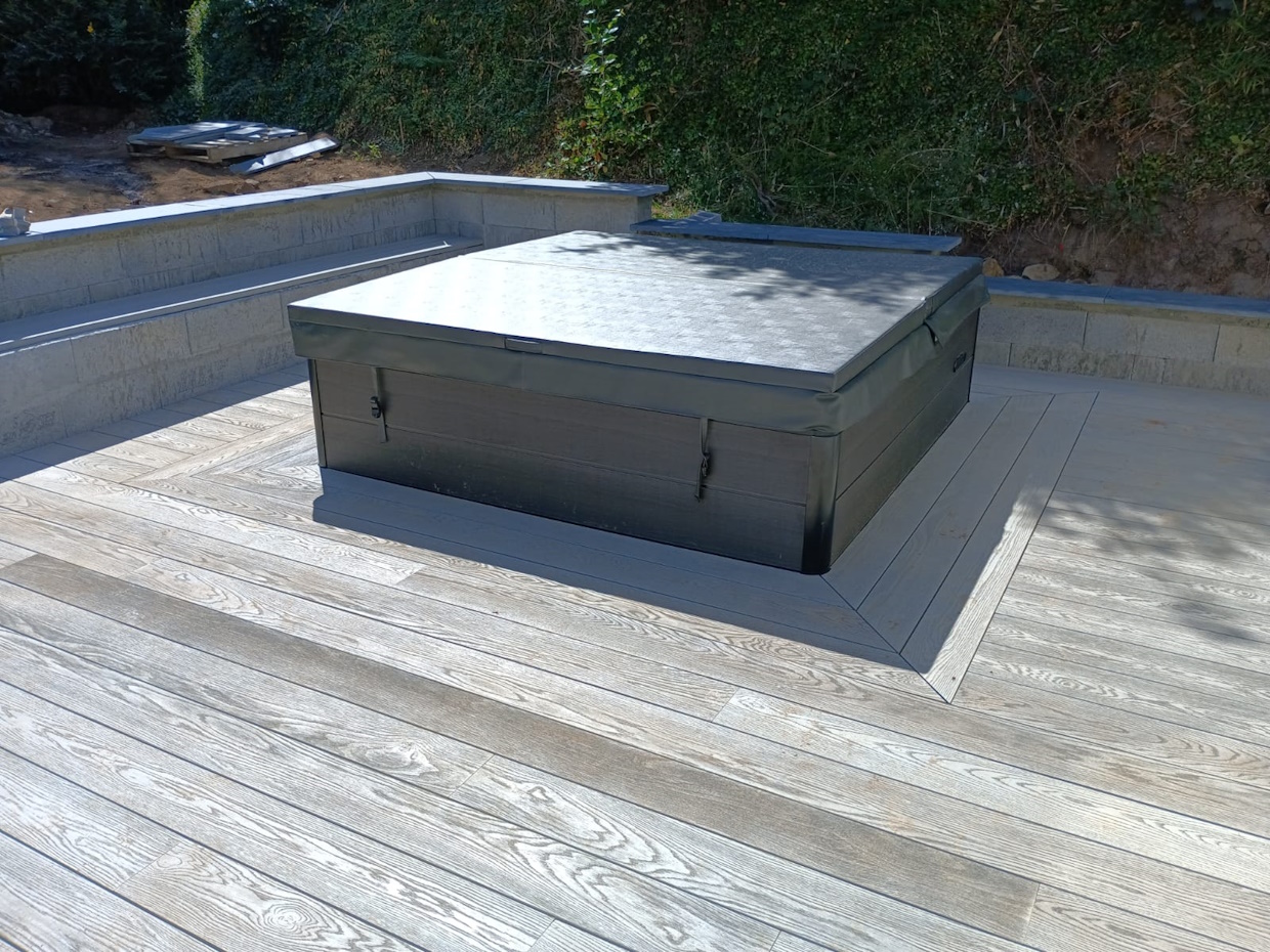 Coffre de rangement extérieur sur terrasse en bois.