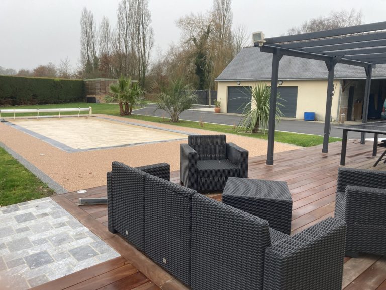 Jardin moderne avec piscine et salon de jardin.