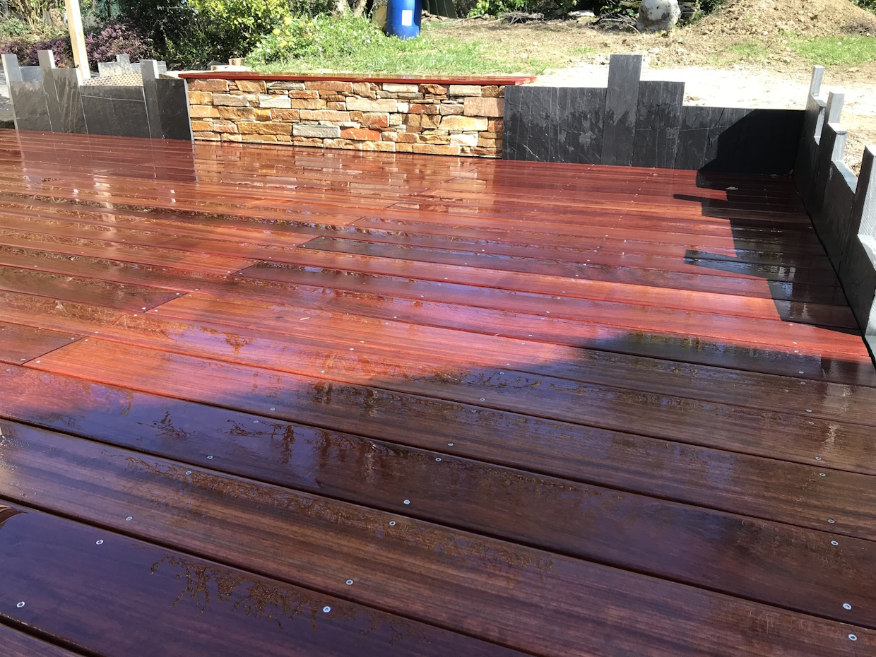 Terrasse en bois mouillée après pluie