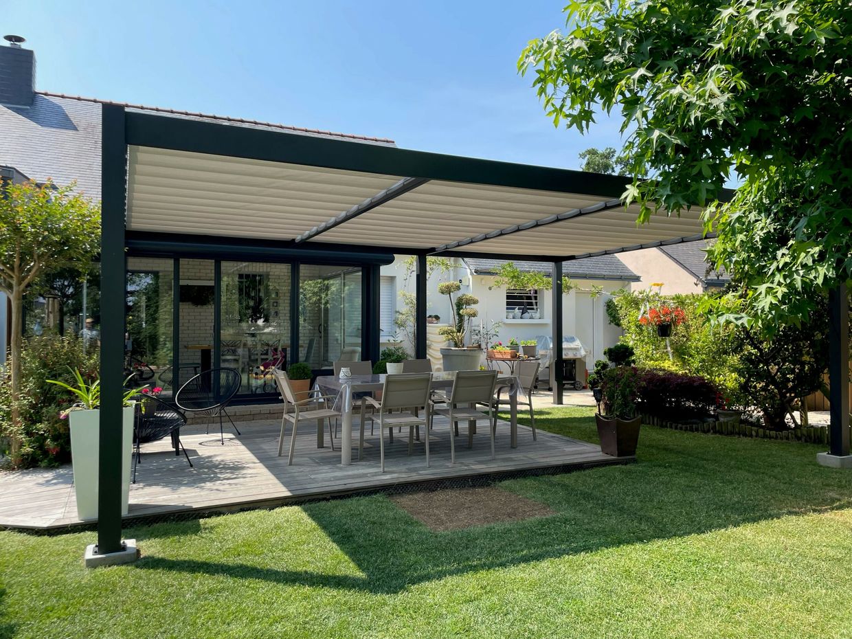 Pergola moderne dans jardin soigné avec mobilier extérieur.