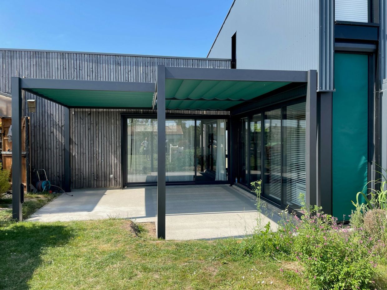 Pergola moderne avec auvent et jardin.