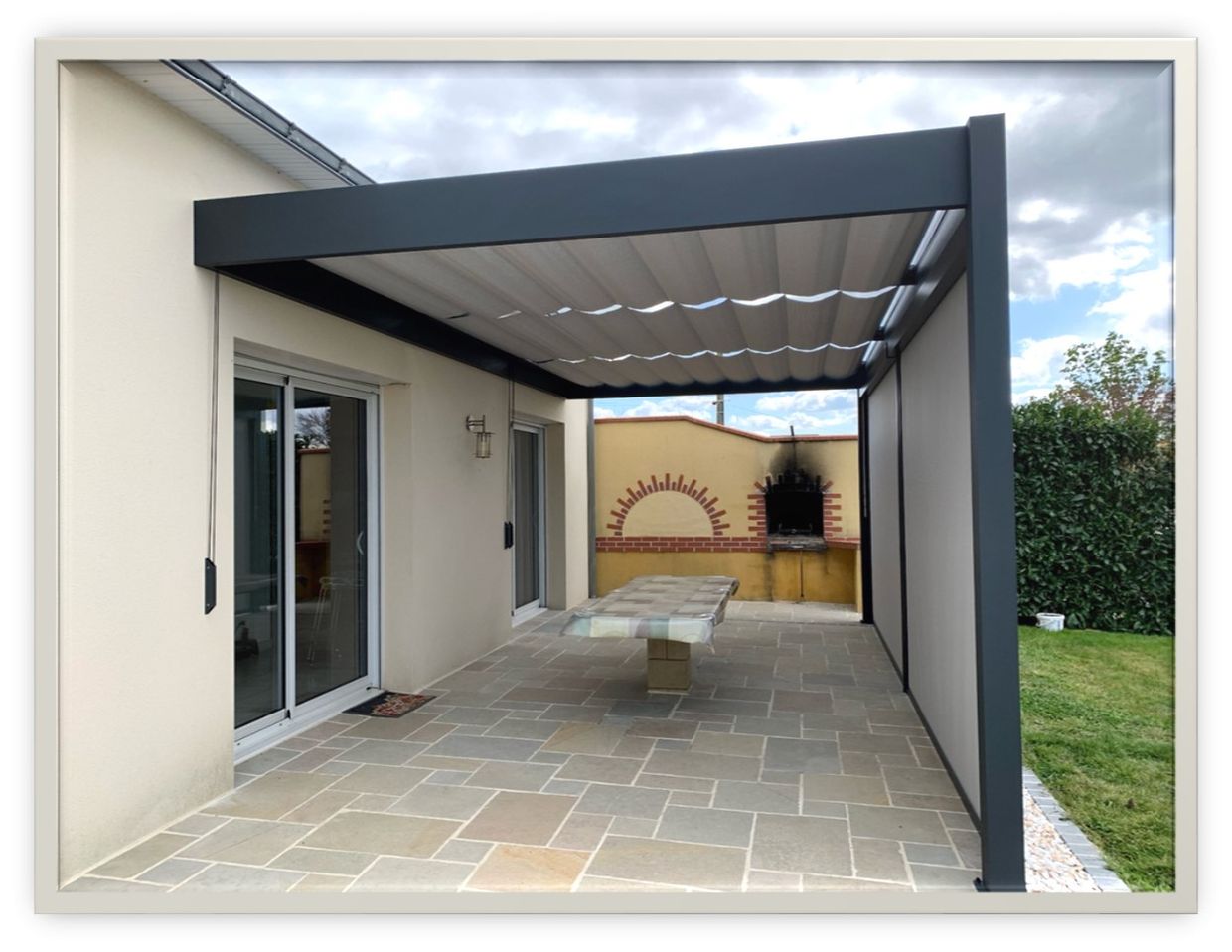 Pergola moderne avec terrasse et jardin.