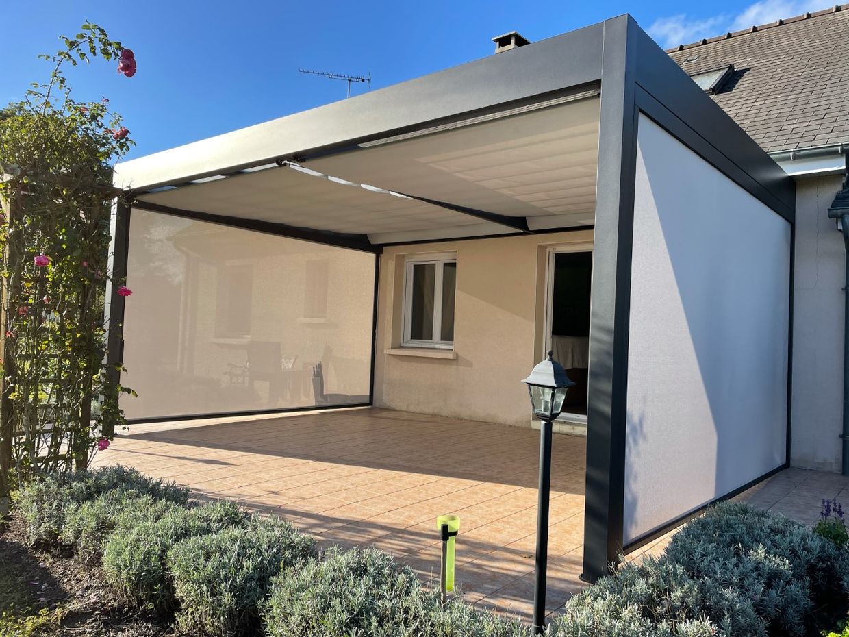 Terrasse avec pergola moderne et jardin.