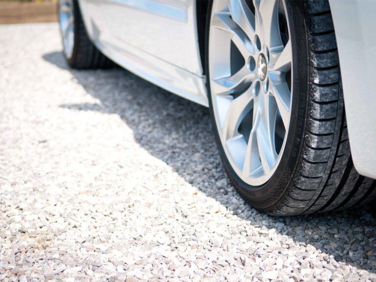 ECCOgravel_4_1200x900-768x576 Voiture blanche, pneu et jante élégante, gravillons.