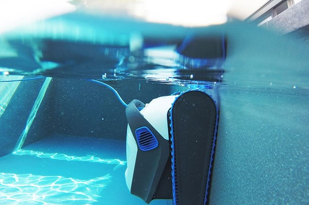 Nageur sous l'eau avec palmes.