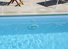 Piscine extérieure ensoleillée avec chaises longues