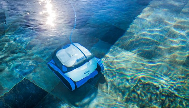Robot de piscine automatique sous l'eau.