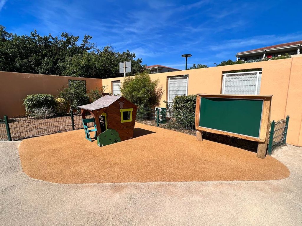 Aire de jeux enfantine avec maisonnette en extérieur