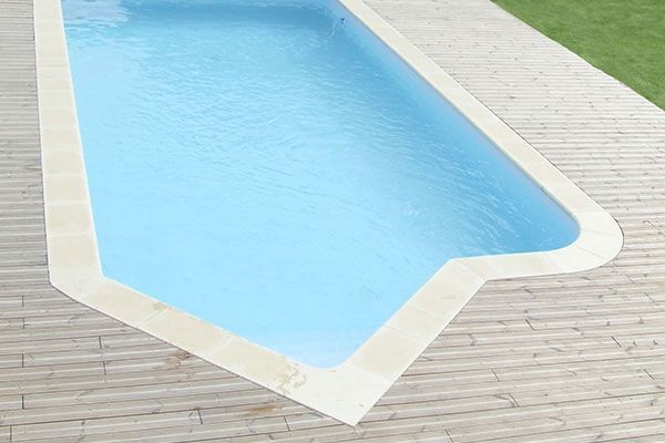 Piscine extérieure moderne avec terrasse en bois