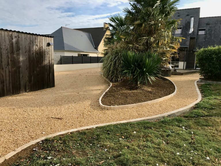 Jardin moderne avec gravier et plantes exotiques.