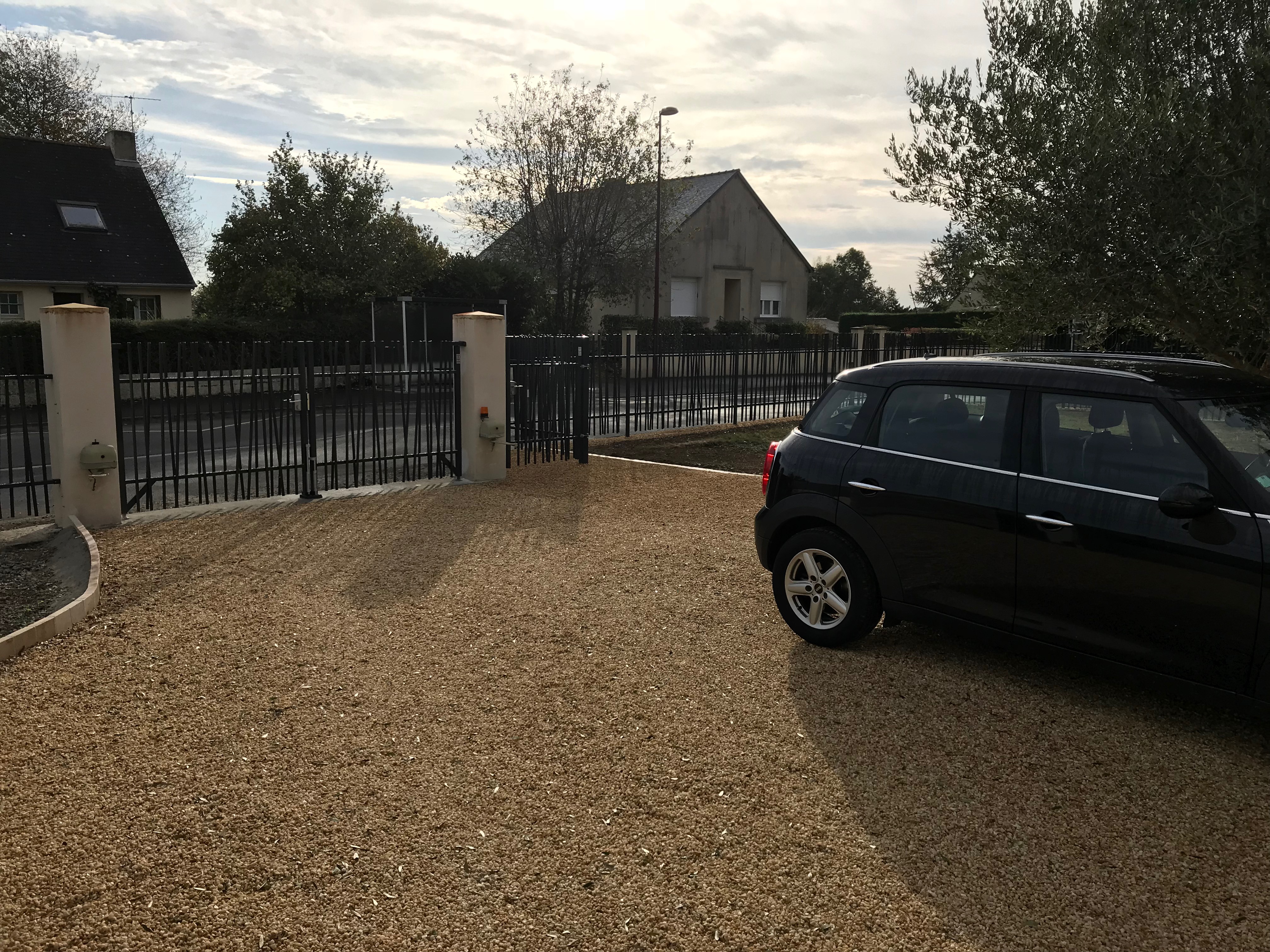 img 1177 Allée de gravier avec voiture et maison familiale.