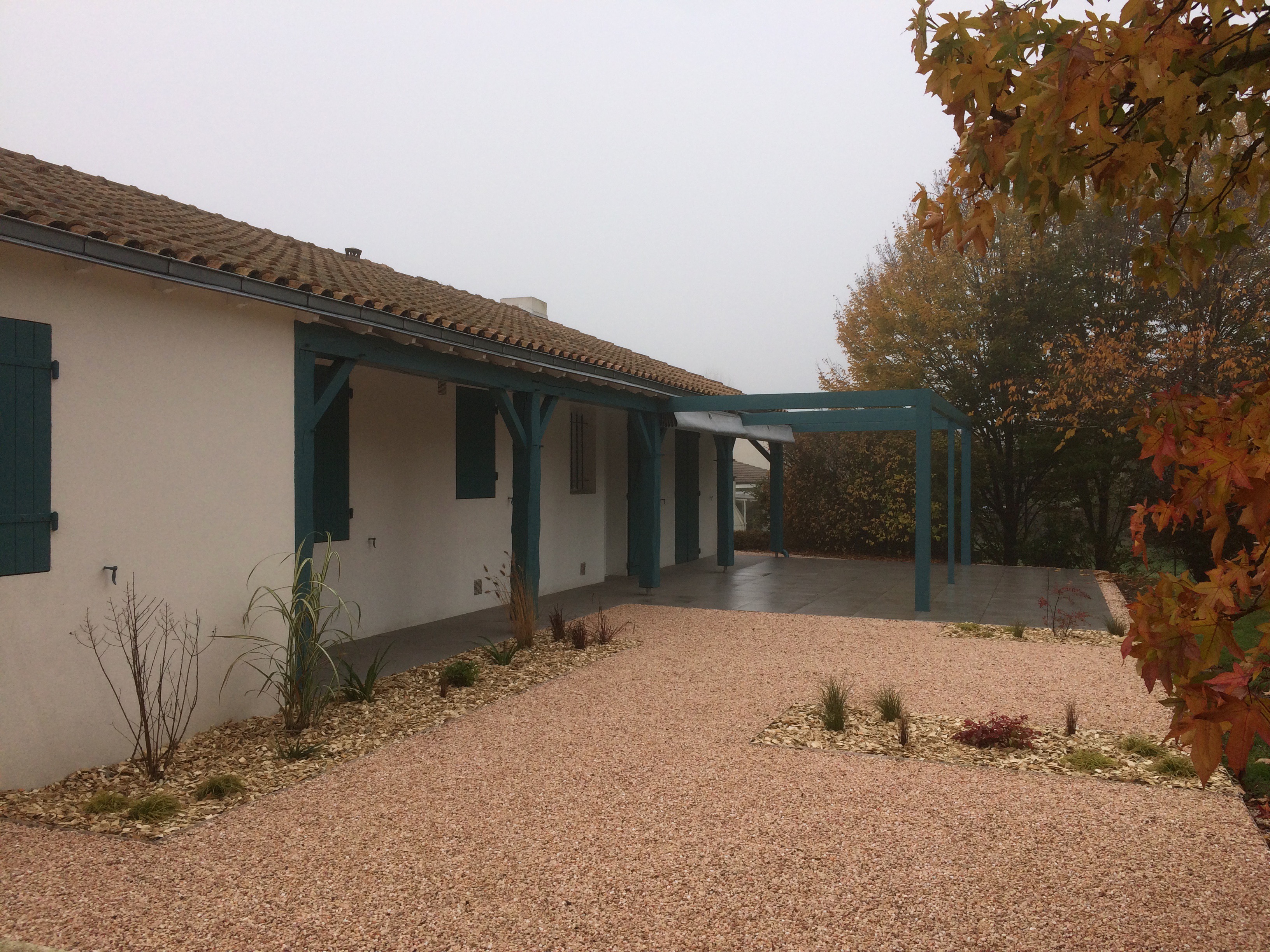 img 2842 Maison avec volets bleus et jardin automnal.