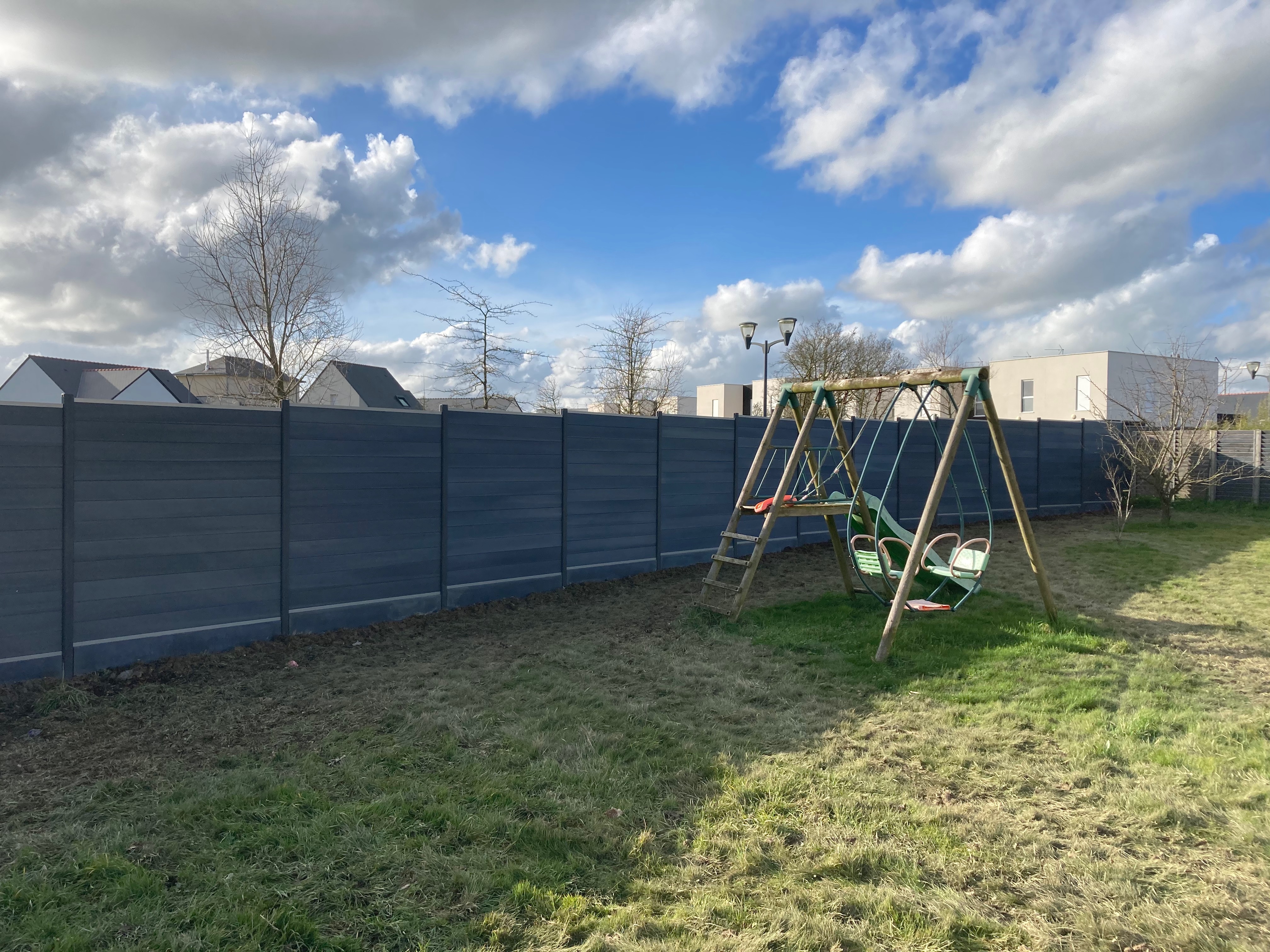Jardin, balançoire, clôture, herbe, ciel nuageux