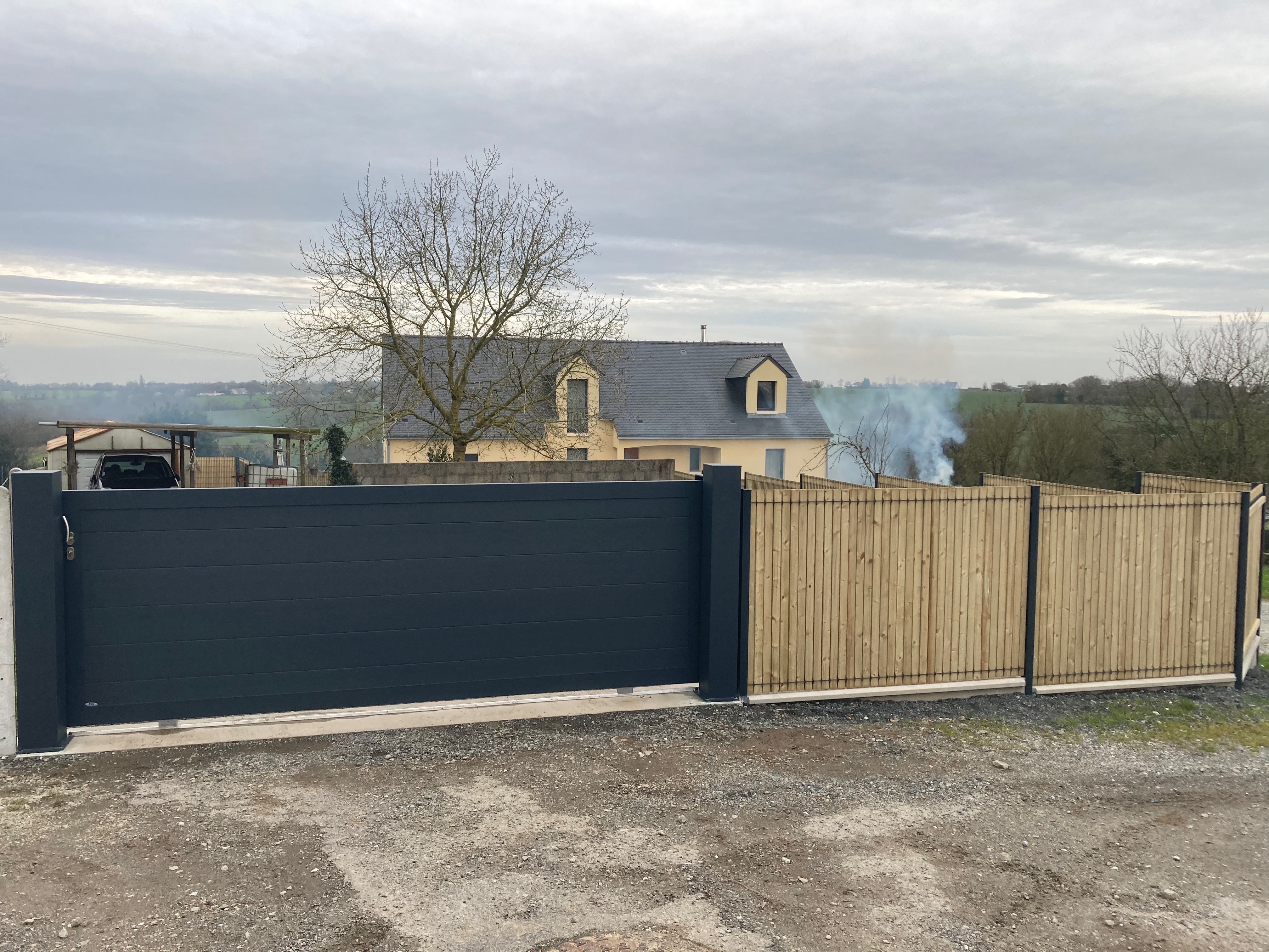 Portail moderne devant maison avec vue campagne.